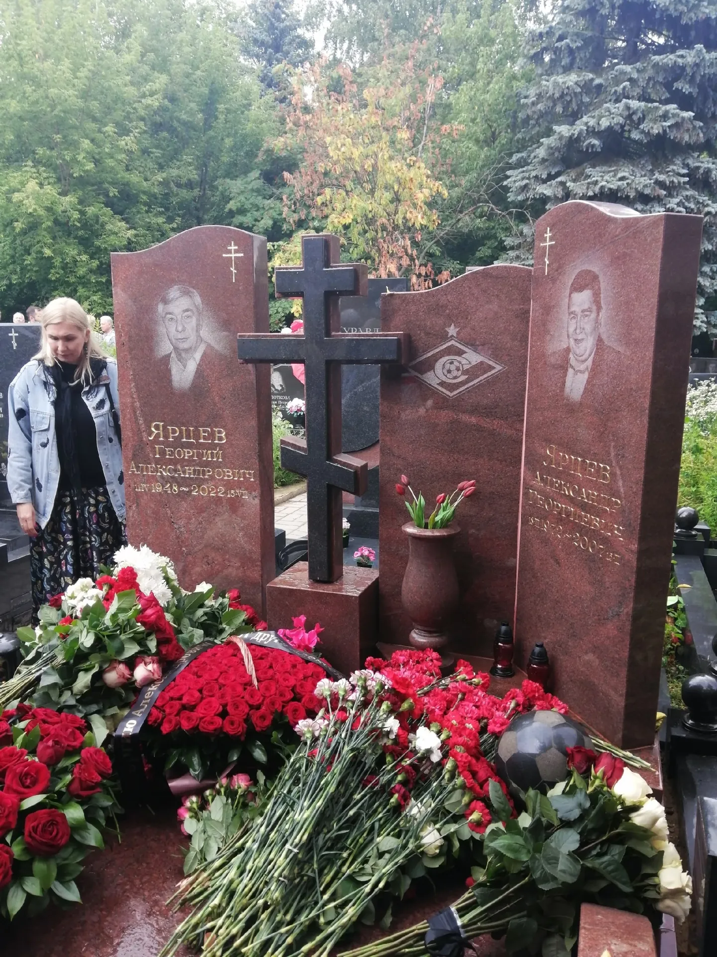 Открыт памятник Георгию Ярцеву на Преображенском кладбище.