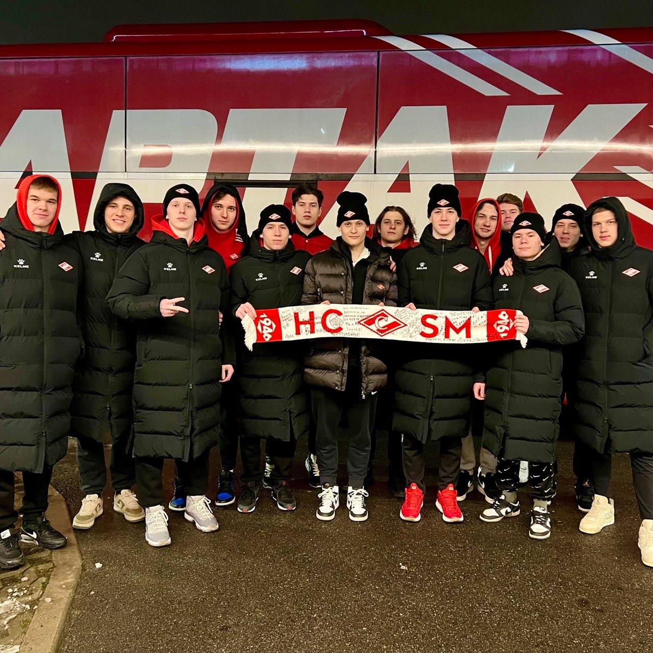 МХК «Спартак» поблагодарил болельщиков за поддержку и подаренный шарф.