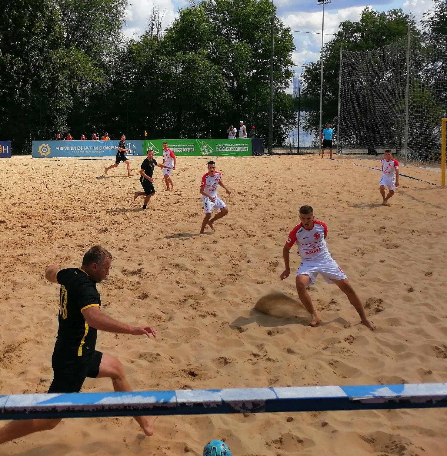 Академия «Спартака» побеждает Пантер из Лобни в пляжном футболе. 